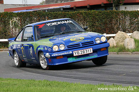 Robert Rydendahl med billede af Carsper Christensen på fronten af hans Opel Manta.